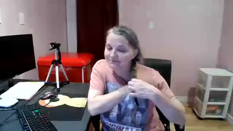 Snapshot of chealsiek chatting on 10/31/25, 12:55 chealsiek online show from 10/31/25, 12:55