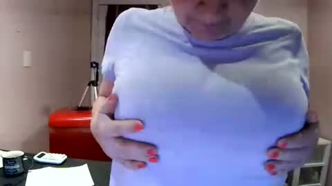 Snapshot of chealsiek chatting on 11/09/25, 01:15 chealsiek online show from 11/09/25, 01:15