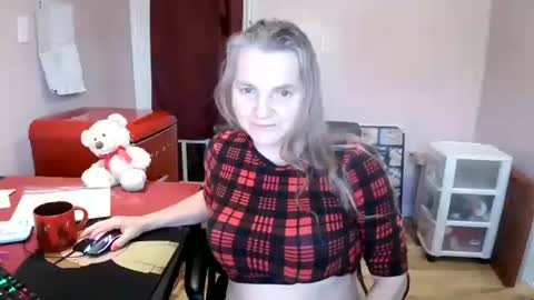 Snapshot of chealsiek chatting on 11/15/25, 02:02 chealsiek online show from 11/15/25, 02:02