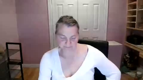 Snapshot of chealsiek chatting on 11/26/25, 02:01 chealsiek online show from 11/26/25, 02:01