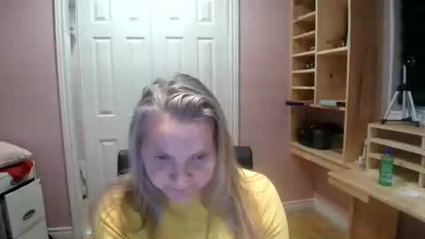 Snapshot of chealsiek chatting on 12/01/25, 03:22 chealsiek online show from 12/01/25, 03:22