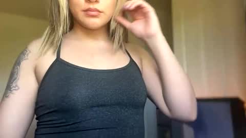 Snapshot of cherrieamaretto chatting on 01/16/26, 10:36 cherrieamaretto online show from 01/16/26, 10:36
