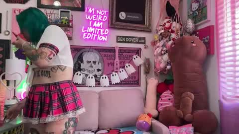 Snapshot of cherryb0mbb0mb chatting on 10/24/25, 07:54 CherryBombBomb online show from 10/24/25, 07:54