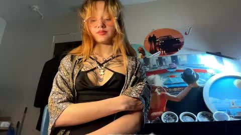 Snapshot of cherrylcornes chatting on 05/11/26, 04:48 Nika online show from 05/11/26, 04:48