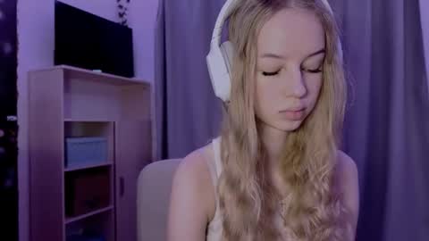 Evie online show from 10/28/25, 04:05