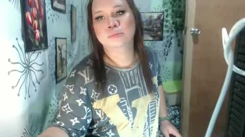 Snapshot of chescahotxxxl chatting on 12/27/24, 01:07 chescahotxxxl online show from 12/27/24, 01:07