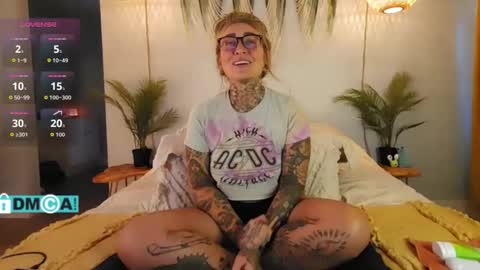 Snapshot of cheviblue chatting on 10/28/25, 01:58 Chevi Blue online show from 10/28/25, 01:58