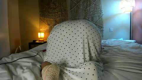 Snapshot of chillwithcamii chatting on 11/08/25, 12:05 yoursensualparadise online show from 11/08/25, 12:05