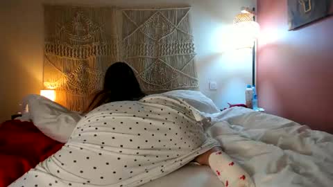 Snapshot of chillwithcamii chatting on 11/25/25, 09:31 yoursensualparadise online show from 11/25/25, 09:31