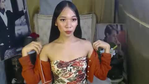 Snapshot of chloe_bilat chatting on 11/25/25, 11:27 chloe_bilat online show from 11/25/25, 11:27