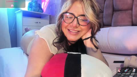 chloe bonnet Connection Monday to Saturday 3 pm Chicago INDEPENDENT MODEL . online show from 01/11/25, 10:18