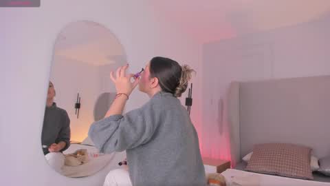 Chloe online show from 11/12/25, 06:58