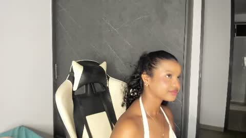 Snapshot of chloe_evans21 chatting on 06/25/26, 11:53 chloe online show from 06/25/26, 11:53