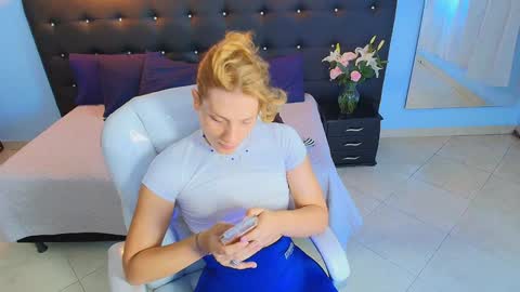 Snapshot of chloe_goddes chatting on 12/11/24, 08:39 CHLOE online show from 12/11/24, 08:39