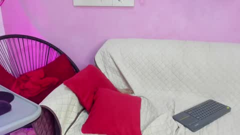 Snapshot of chloe_madisson chatting on 02/15/25, 04:45 chloe online show from 02/15/25, 04:45