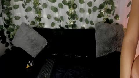 Snapshot of chloe_petite2 chatting on 05/05/26, 12:13 Chloe online show from 05/05/26, 12:13