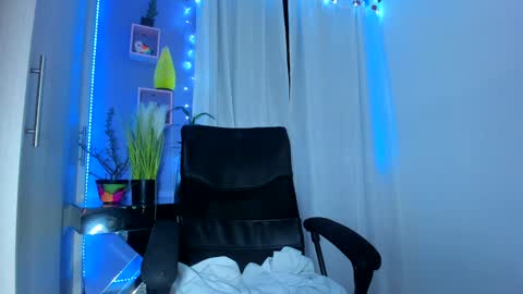 Snapshot of chloe_sweet7 chatting on 12/19/24, 05:29 Chloe Miller  online show from 12/19/24, 05:29