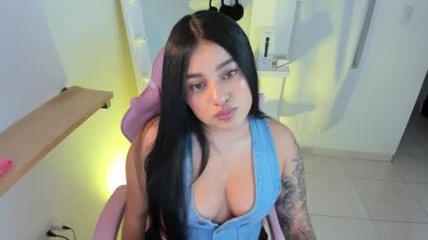 Snapshot of chloe_t2 chatting on 10/23/25, 03:17 chloe_t2 online show from 10/23/25, 03:17
