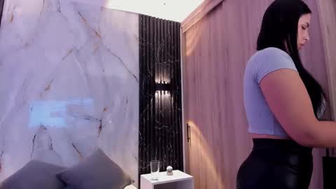 Snapshot of chloe_toms chatting on 10/14/25, 10:27 chloe online show from 10/14/25, 10:27