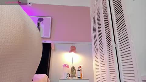 Snapshot of chloe_watson_ chatting on 10/25/25, 02:35 online show from 10/25/25, 02:35