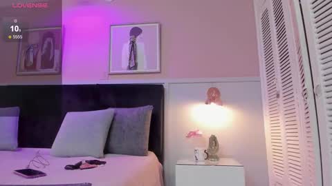 Snapshot of chloe_watson_ chatting on 10/29/25, 07:48 online show from 10/29/25, 07:48