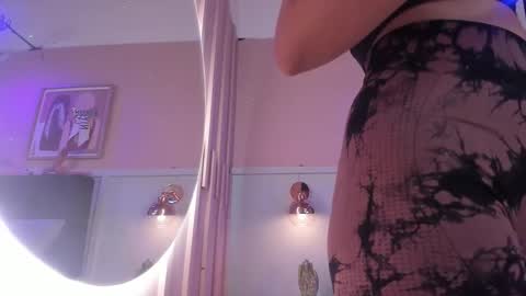 Snapshot of chloe_watson_ chatting on 12/14/25, 02:33 online show from 12/14/25, 02:33