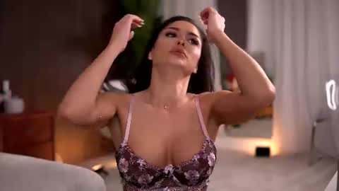 Snapshot of chloedevinex chatting on 06/18/26, 03:29 chloedevinex online show from 06/18/26, 03:29