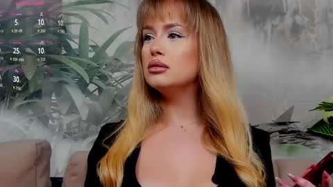 Snapshot of chloeebee chatting on 11/21/25, 07:01 Chloee online show from 11/21/25, 07:01