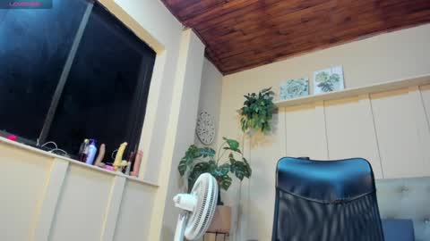 Snapshot of chloerossee chatting on 01/27/25, 01:37 Chloe rosse online show from 01/27/25, 01:37