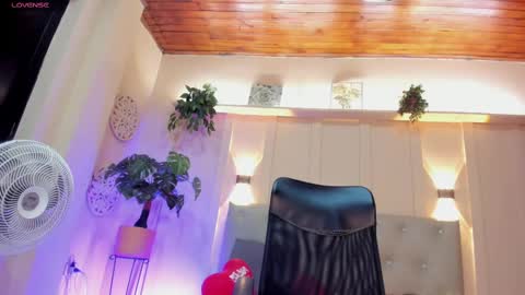 Snapshot of chloerossee chatting on 02/14/25, 01:56 Chloe rosse online show from 02/14/25, 01:56