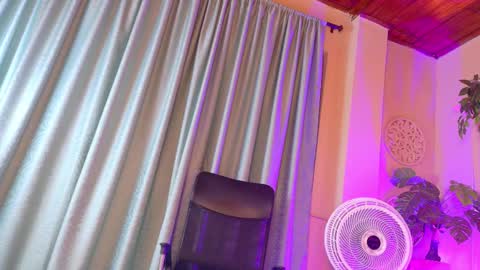 Snapshot of chloerossee chatting on 12/20/25, 01:23 Chloe rosse online show from 12/20/25, 01:23