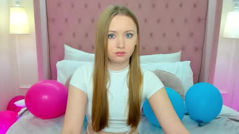 Snapshot of chloesug chatting on 10/18/25, 07:03 Chloe online show from 10/18/25, 07:03