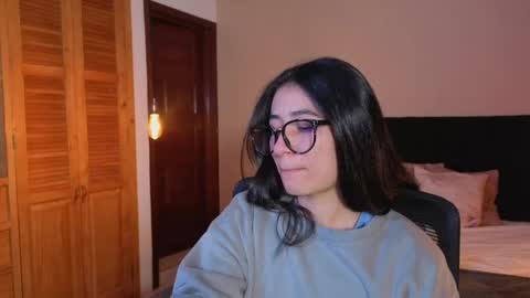 ChloeTurner  online show from 04/15/26, 08:53