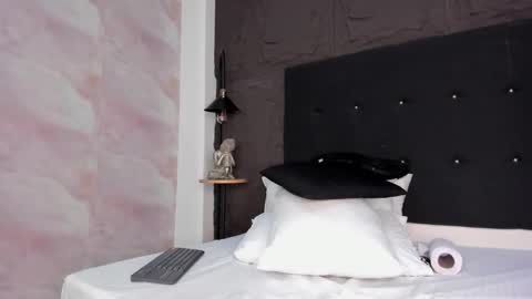 Snapshot of chlooescott chatting on 11/15/25, 01:29 Chloe Scott online show from 11/15/25, 01:29