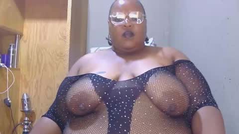 Snapshot of chocolovebbw1986 chatting on 12/19/25, 10:00 XSEXYBBW69 online show from 12/19/25, 10:00