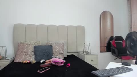 Snapshot of choeandbritany chatting on 10/12/25, 07:35 ChoeANDbritany online show from 10/12/25, 07:35