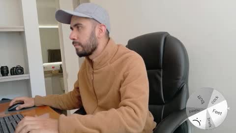 Snapshot of chrissmithin5 chatting on 11/22/25, 04:06 Cardamomo online show from 11/22/25, 04:06