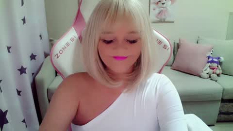 Snapshot of christirose chatting on 01/19/25, 01:12 Christi online show from 01/19/25, 01:12