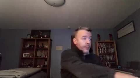 Snapshot of chrisw8121 chatting on 11/26/25, 07:37 chrisw8121 online show from 11/26/25, 07:37