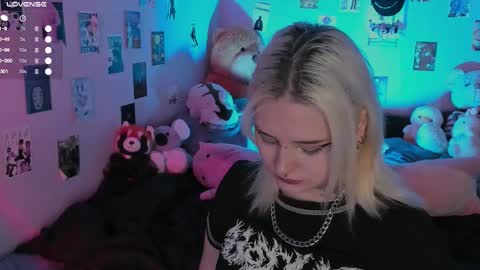 Snapshot of cigaretteduringsex chatting on 11/18/25, 11:25 Helen and Teya online show from 11/18/25, 11:25