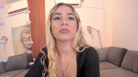 Snapshot of cinnia_ chatting on 12/18/25, 10:54 Cintia online show from 12/18/25, 10:54