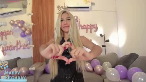 Snapshot of cinnia_ chatting on 02/21/26, 11:22 Cintia online show from 02/21/26, 11:22