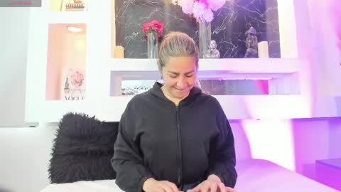 Cinthya  online show from 05/16/26, 12:15