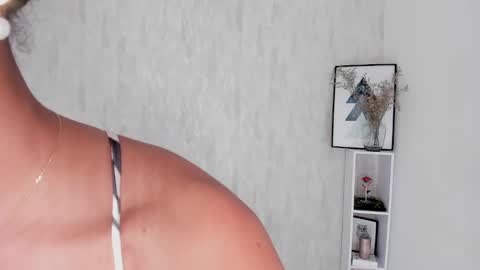 Snapshot of clara_tenssio chatting on 01/05/25, 06:02 Clara online show from 01/05/25, 06:02