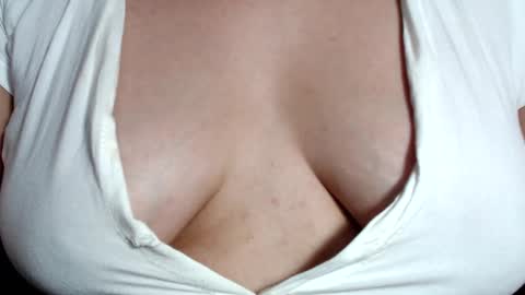 Snapshot of claraaa___ chatting on 01/15/25, 06:33 CLARA AT YOUR SERVICE online show from 01/15/25, 06:33