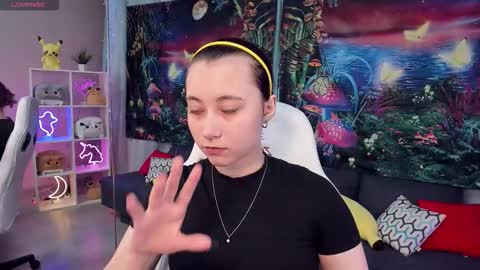 Snapshot of clarabenson chatting on 10/17/25, 06:10 clarabenson online show from 10/17/25, 06:10