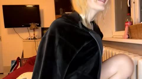 Jenny online show from 10/25/25, 05:51