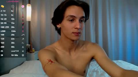 Snapshot of cleo_strings_ chatting on 08/01/26, 10:41 Cleo online show from 08/01/26, 10:41