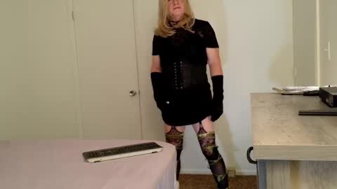 Snapshot of cleverafter8 chatting on 11/21/25, 10:08 SecretSissyLv online show from 11/21/25, 10:08