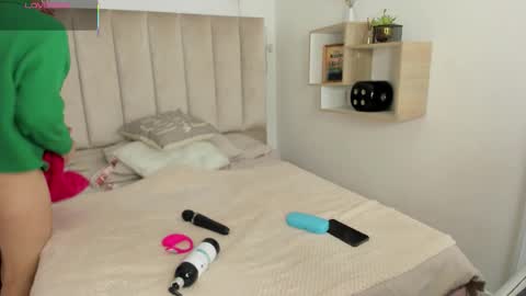 clhoe_johnson_ online show from 09/09/25, 11:32